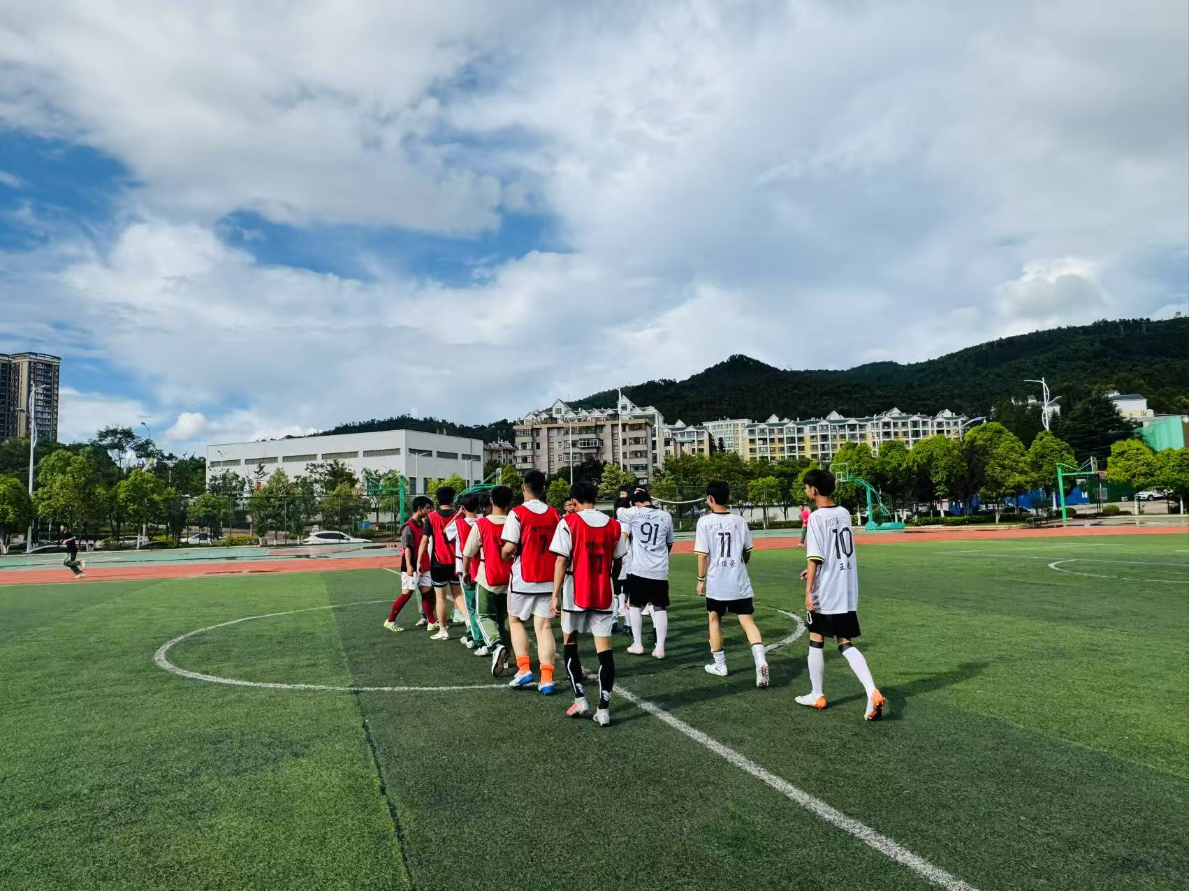 队员间默契配合，形成整体强大力量