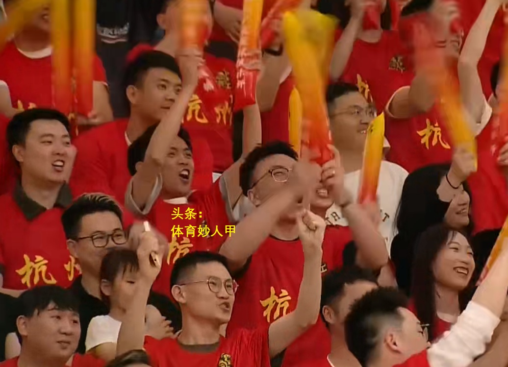 铁杆球迷热情高涨为偶像呐喊的简单介绍