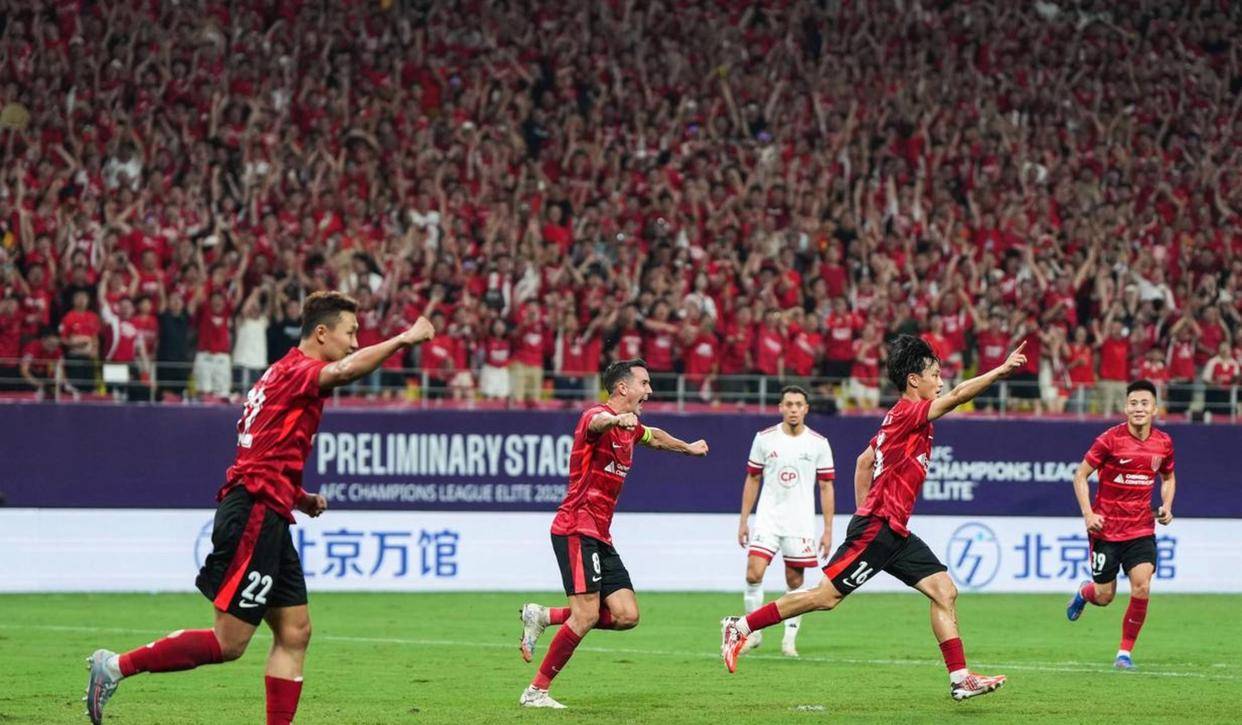 足球聚焦热点，球迷热情高涨