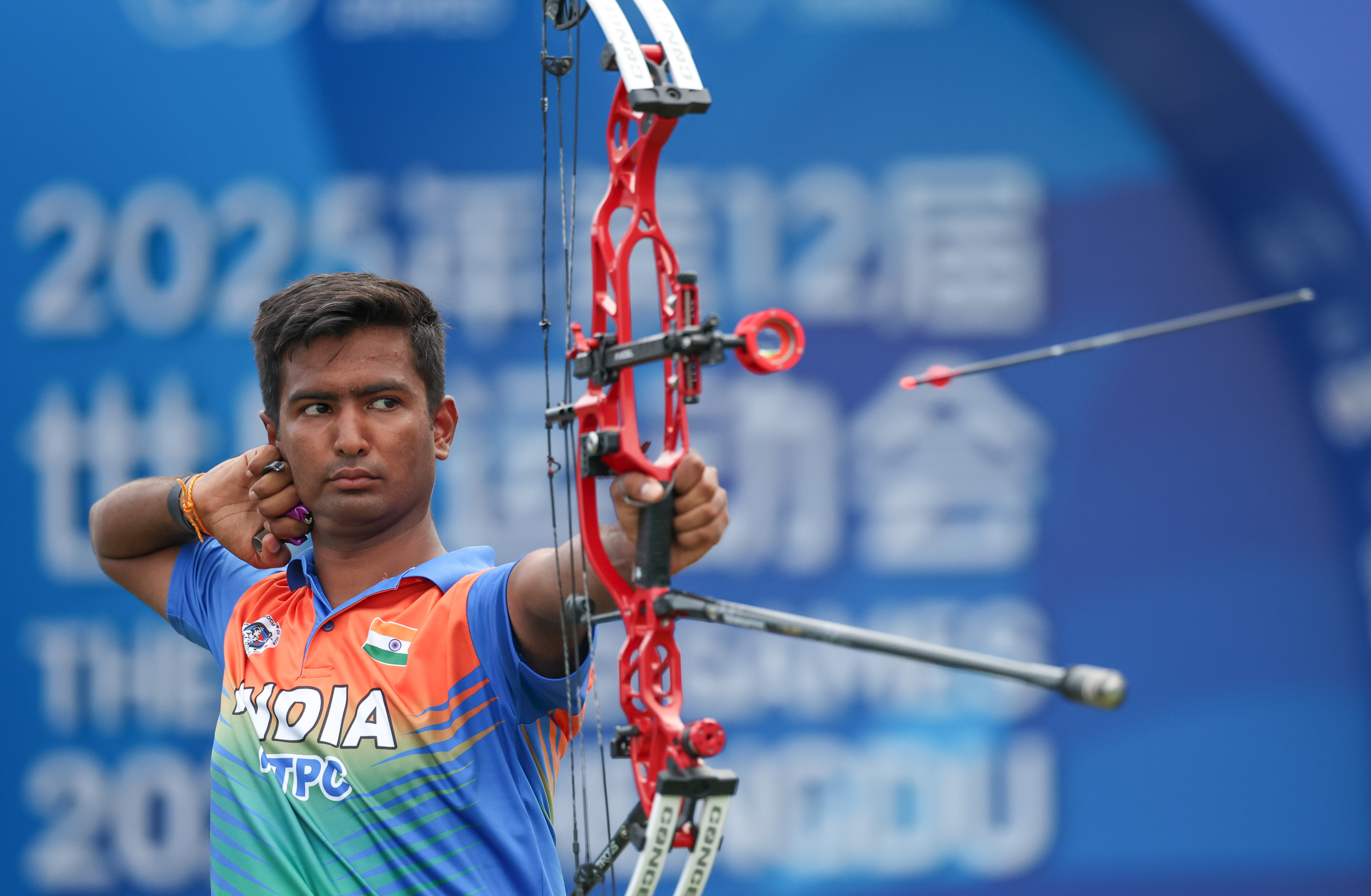 哥伦比亚射箭选手展现实力，成功晋级